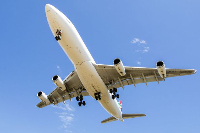 Airbus A340-200 (ZS-SLF)