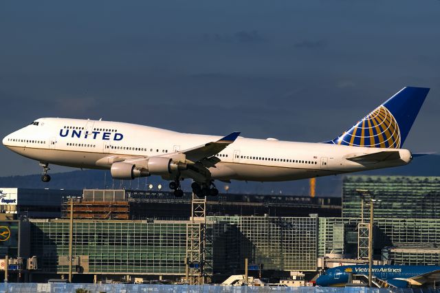 Boeing 747-400 (N107UA)