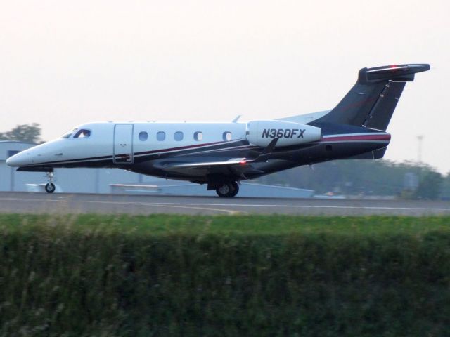 Embraer Phenom 300 (N360FX)