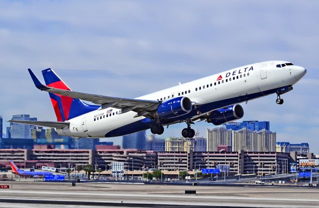 Boeing 737-800 (N3735D) - N3735D Delta Air Lines 2000 Boeing 737-832 C/N 30381br /br /McCarran International Airport (KLAS)br /Las Vegas, Nevadabr /TDelCorobr /September 29, 2013