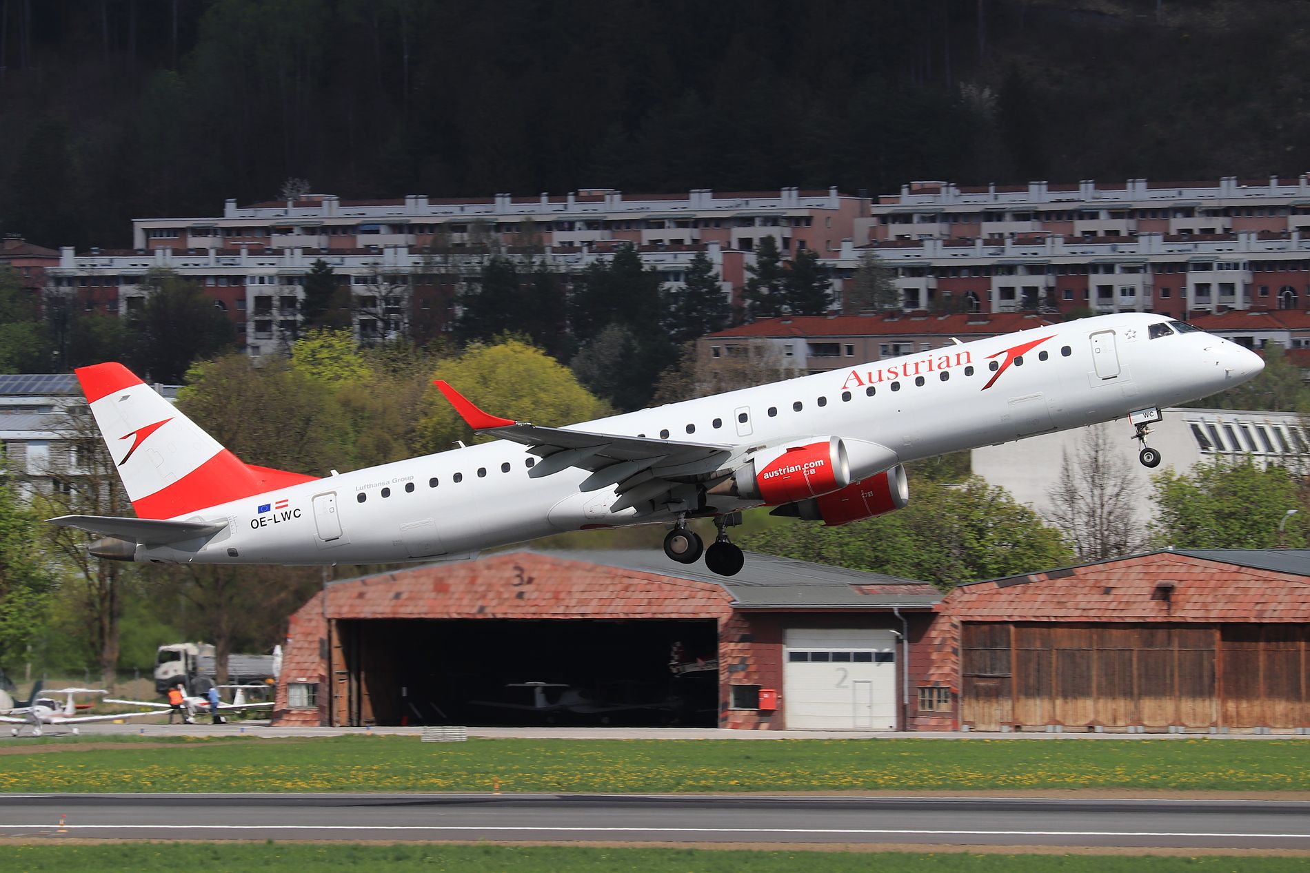EMBRAER 195 (OE-LWC)