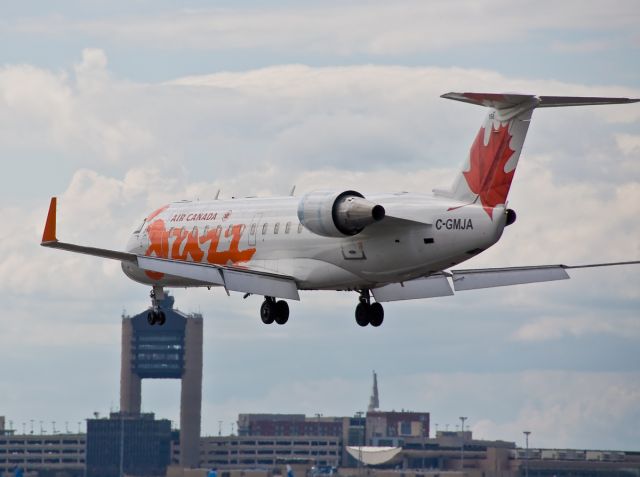 Canadair Regional Jet CRJ-200 (C-GMJA) - AC -Jazz close up on FlightAware.Com !