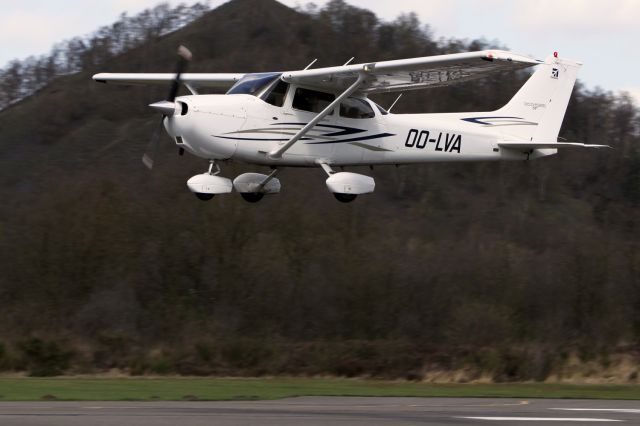 Cessna Skyhawk (OO-LVA) - Owner: AEROCLUB LIMBURGSE VLEUGELS - GENK/ZWARTBERG - BELGIUM (FIND THEM ON INTERNET !)