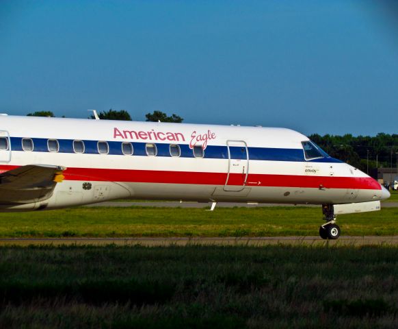 Embraer ERJ-135 (N818AE)