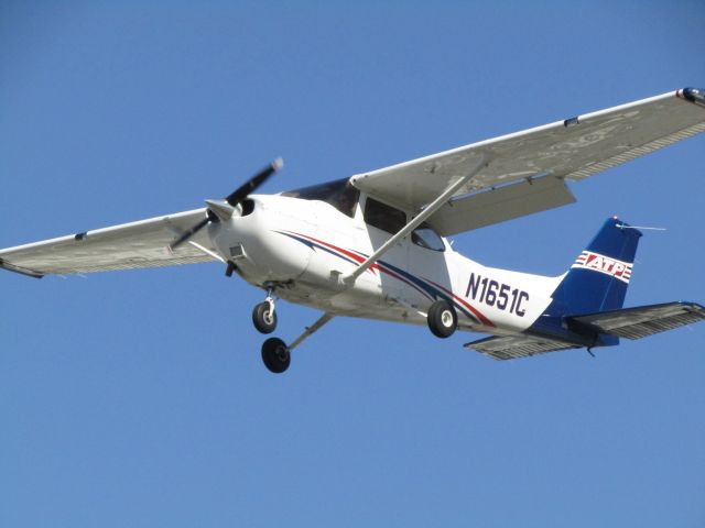 Cessna Skyhawk (N1651C) - Landing RWY 24