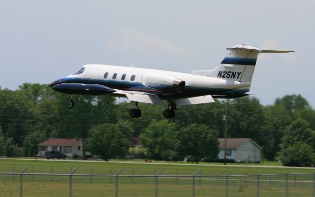 Learjet 25 (N25NY) - 1980  Learjet 25 over the fence for 19 at M54