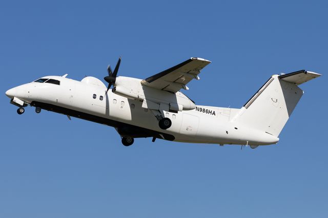 de Havilland Dash 8-200 (N986HA)