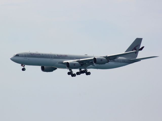 Airbus A340-500 (A7-HHH)