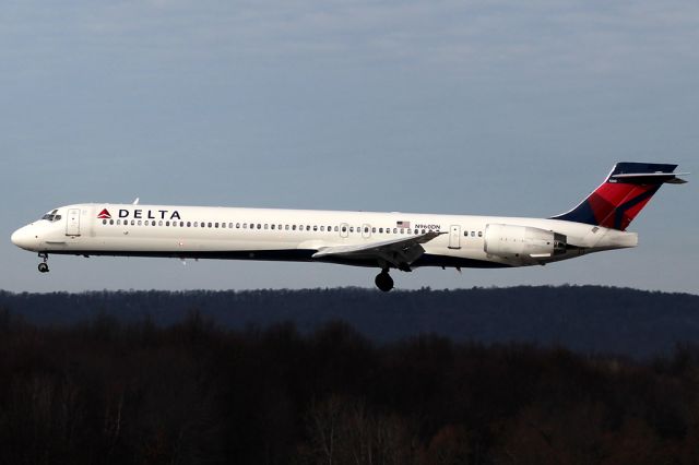 McDonnell Douglas MD-90 (N960DN)