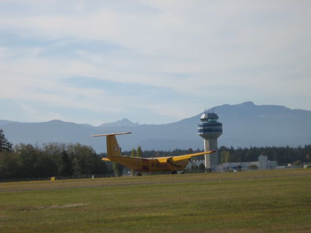 — — - Buffalo CC-115  Search and Rescue Team lands at CFB Comox