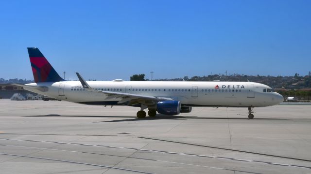 Airbus A321 (N369DN) - Delta Air Lines Airbus A321-200 N369DN in San Diego