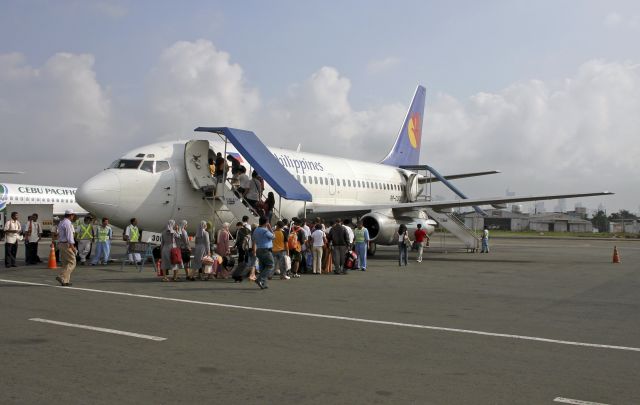 Boeing 737-200 (RP-C3012) - boarding time