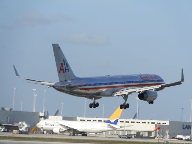 Boeing 757-200 (N680AN)