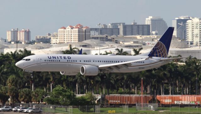 Boeing 737 MAX 9 (N37502) - Landing at FLL on the 23rd of June, 2018.