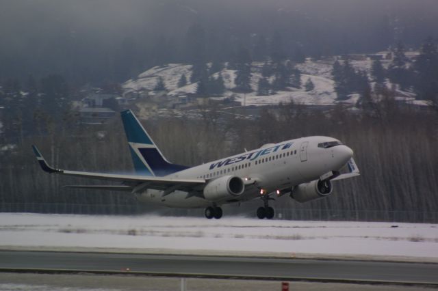 Boeing 737-700 (C-GWJT)