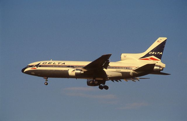 Lockheed L-1011 TriStar (N762DA) - Final Approach to Narita Intl Airport Rwy34 on 1988/10/10