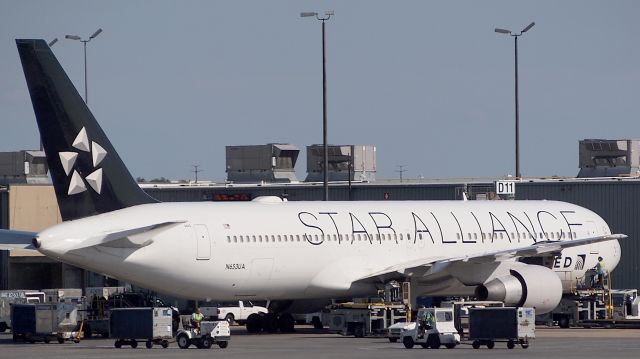 BOEING 767-300 (N653UA)