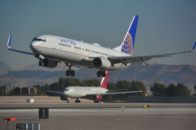 — — - UAL landing 25L at KLAS while VIR awaits clearance for departure on 25R