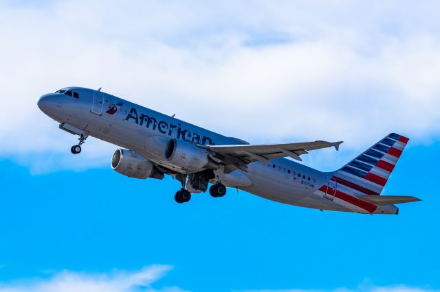 Airbus A320 (N117UW) - American Airlines A320 taking off from PHX on 11/5/22. Taken with a Canon 850D and Tamron 70-200 G2 lens.