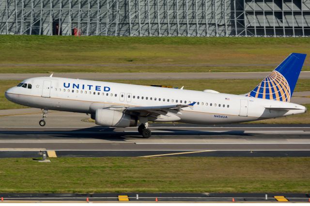 Airbus A320 (N454UA) - "Rotate". 1/19/15 - Nikon 1 V3 - 1 Nikkor 70-300 lens @ 365mm (35mm).