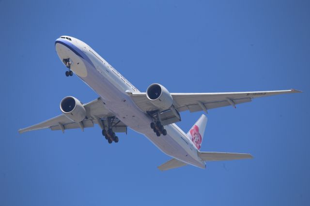 BOEING 777-300ER (B-18052)