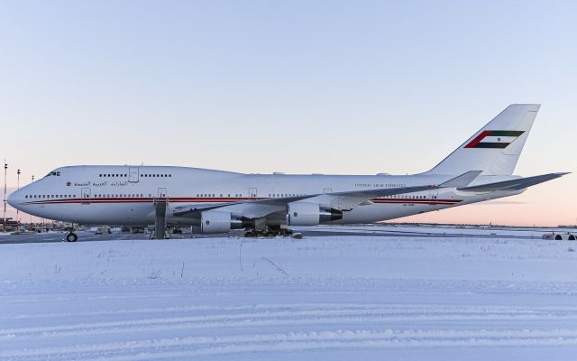 Boeing 747-400 (A6-HRM)