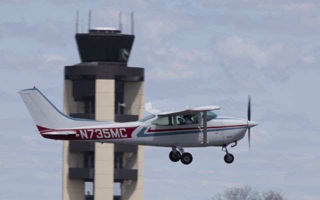 Cessna Skylane (N735MC) - Take off RW28.