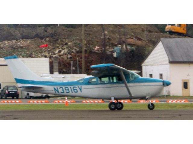 Cessna Centurion (N3916Y) - Take off runway 26.