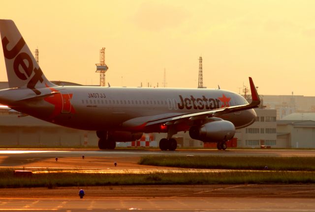 Airbus A320 (JA07JJ) - Takeoff in twilighttime RJFF