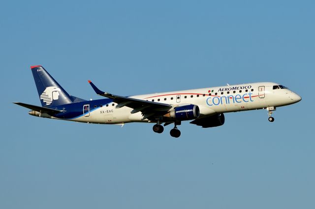 Embraer ERJ-190 (XA-EAC) - Aero Mexico Connect XA-EAC arriving DFW 05/07/2013