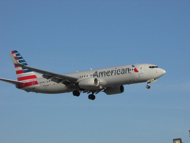 Boeing 737-800 (N960NN) - Landing on RWY 20R
