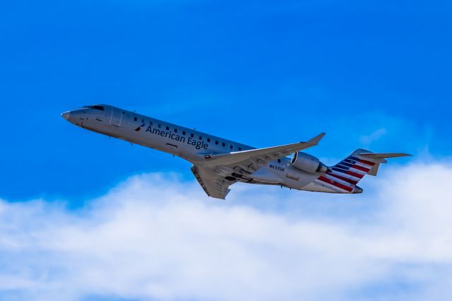 Canadair Regional Jet CRJ-700 (N633SK) - SkyWest CRJ700 taking off from PHX on 11/5/22. Taken with a Canon 850D and Tamron 70-200 G2 lens.