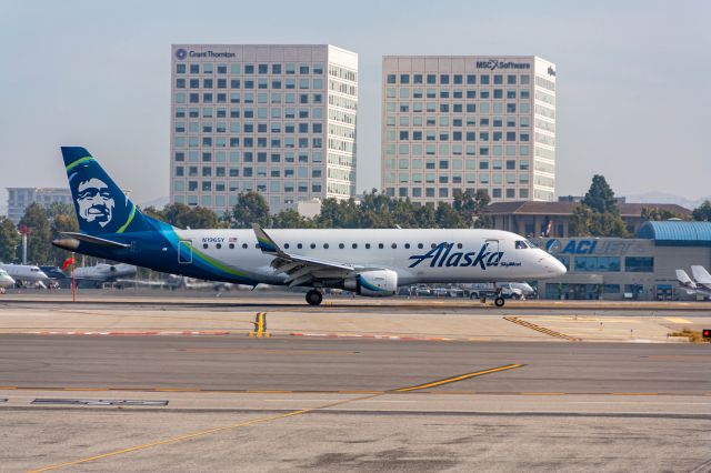 Embraer 175 (N196SY)