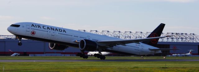 BOEING 777-300ER (C-FIVX)