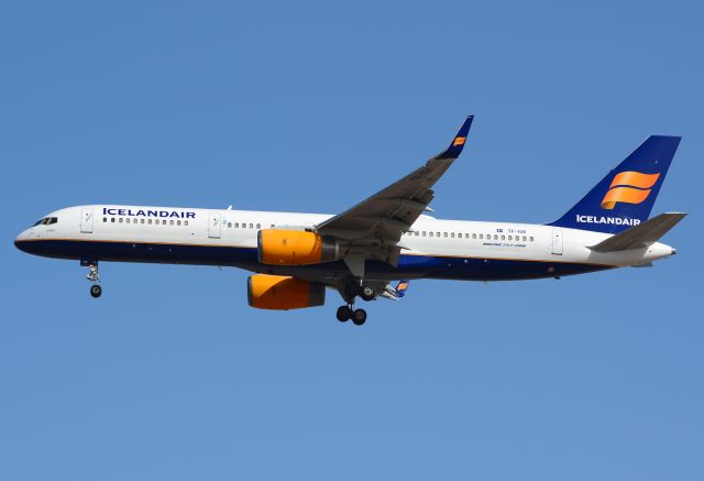 Boeing 757-200 (TF-ISK)