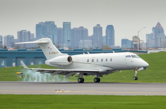 Bombardier Challenger 300 (C-FWUT)