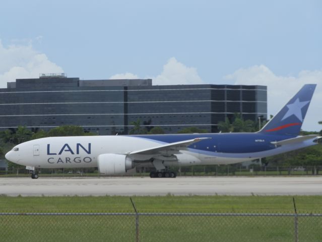 BOEING 777-200LR (N772LA)