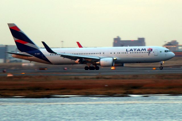BOEING 767-300 (PT-MSY) - 'TAM 8164' from Sao Paulo landing on 33L