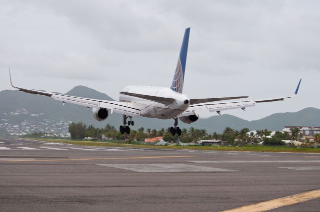 Boeing 757-200 (N33132)