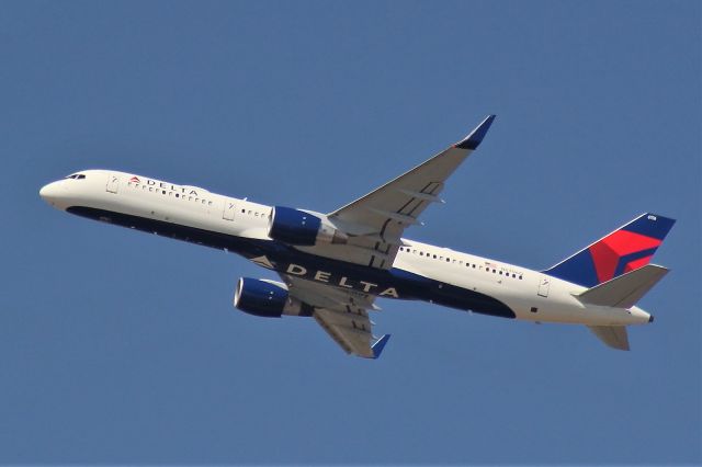 Boeing 757-200 (N6706Q) - Leaving KMCO