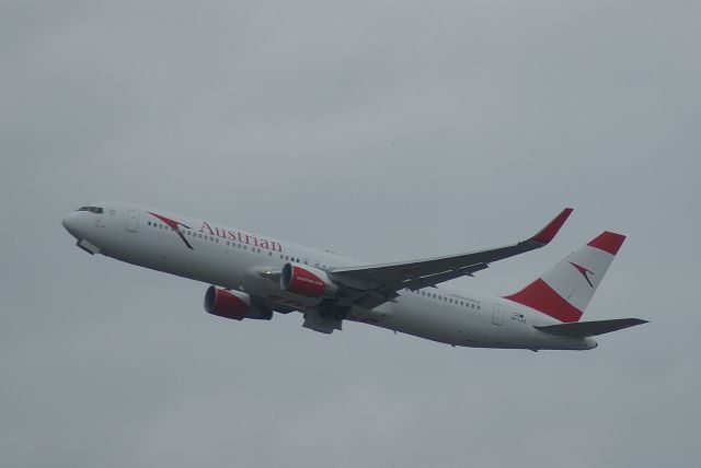 BOEING 767-300 (OE-LAZ) - Austrian Airlines B767-3Z9ER cn30331 23 juni 2018 Take Off RWY34