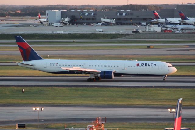 BOEING 767-400 (N836MH)