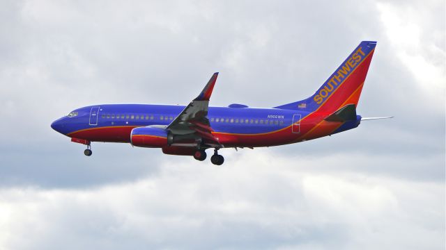 Boeing 737-700 (N966WN) - SWA1342 from KDEN on final to Rwy 16C on 5/10/14. (LN:3788 / cn 36966).