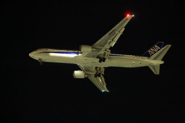 BOEING 767-300 (JA8357) - 07 October 2015:HND-HKD.