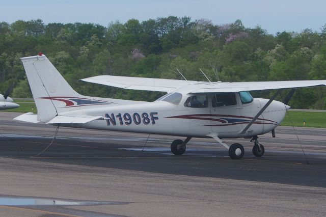 Cessna Skyhawk (N1908F)
