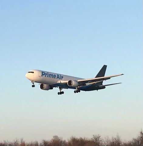 BOEING 767-300 (N1427A) - Runway 25 arrival! 1/17/22.