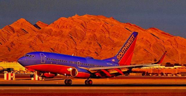 Boeing 737-700 (N472WN) - N472WN Southwest Airlines 2004 Boeing 737-7H4 serial 33831 / 1537 - Las Vegas - McCarran International (LAS / KLAS)br /USA - Nevada, December 5, 2015br /Photo: Tomás Del Coro