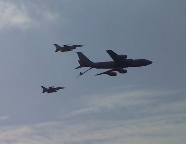 — — - New Jersey Air National Guard composite flyby. F-16s and a KC-135 Stratotanker. Over the beach at the the Atlantic City Airshow 09