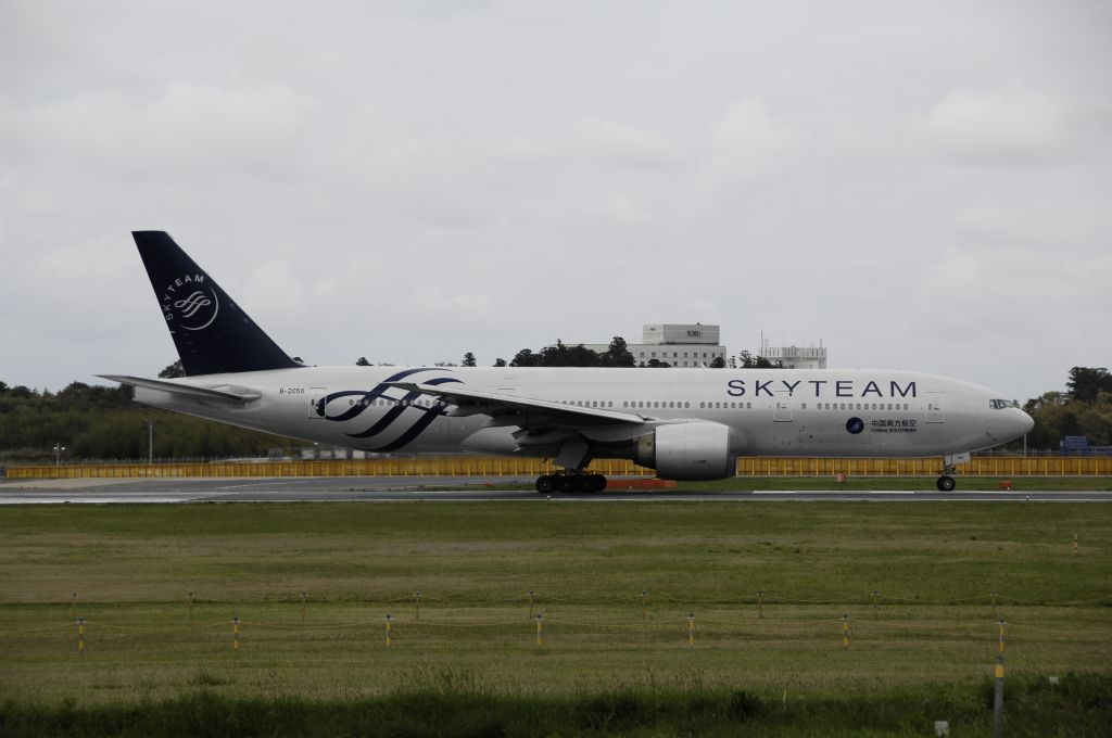 Boeing 777-200 (B-2056) - Departure at NRT Airport R/W16R on 2012/04/30 Sky Team c/s