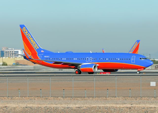 Boeing 737-800 (N8320J)